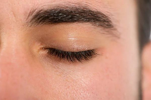 男性のまつ毛の治療 男性の閉じた目のマクロの詳細を延長し 含める — ストック写真