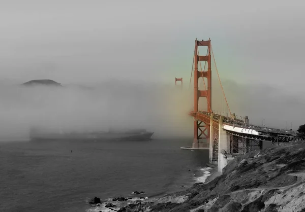 Utsikt Över Golden Gate Brige Och Cypress Träd Från Battery — Stockfoto