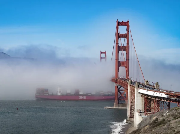 Utsikt Över Golden Gate Brige Och Cypress Träd Från Battery — Stockfoto