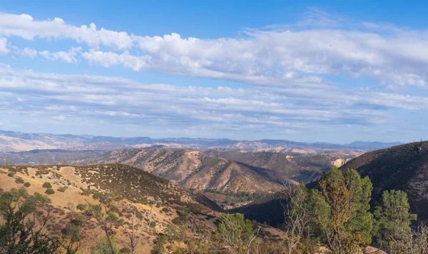 在尖峰国家公园 西海岸 加利福尼亚 阳光充足的天气 天空和室外进行夏季远足 — 图库照片