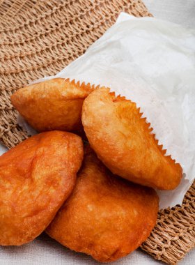 Geleneksel Güney Afrika vetkoek. Kızarmış hamur