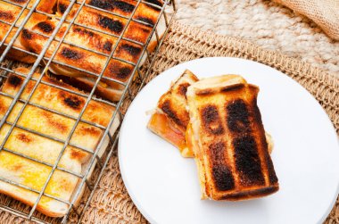 Geleneksel Güney Afrika braai ekmeği peynirli, domatesli ve soğanlı