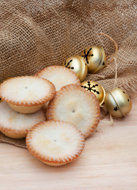 Noel süslemeleri ve un ve yıldız şekilli kıymalı meyveli turtalar.