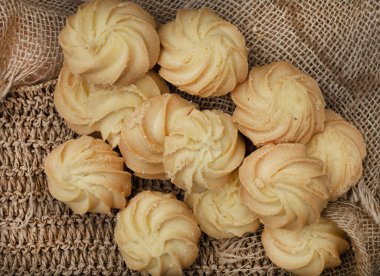 Tereyağlı bisküviler, taze pişmiş, kırsal çiftlik stili masa üzerinde çikolata yağmuru.