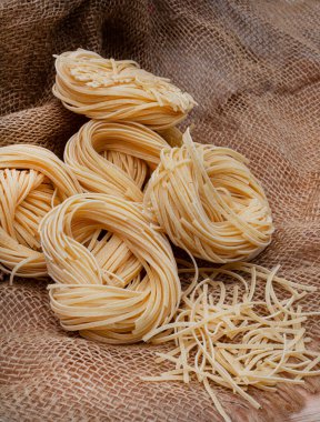 Kırsal çiftlik masasında pişmemiş taze makarna.