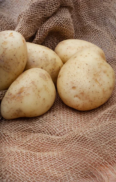 Patatas Frescas Crudas Arpillera Mesa Estilo Granja — Foto de Stock