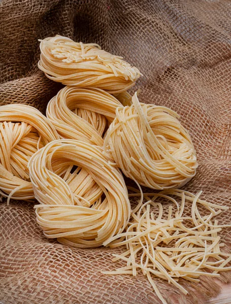 Kırsal çiftlik masasında pişmemiş taze makarna.