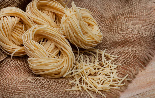 Kırsal çiftlik masasında pişmemiş taze makarna.