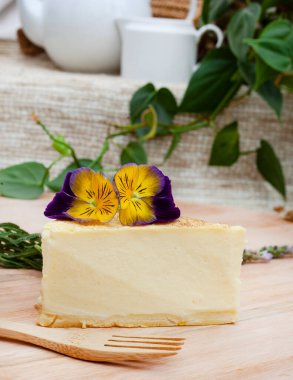 Yenilebilir çiçekli cheesecake dilimi ve seçici odak
