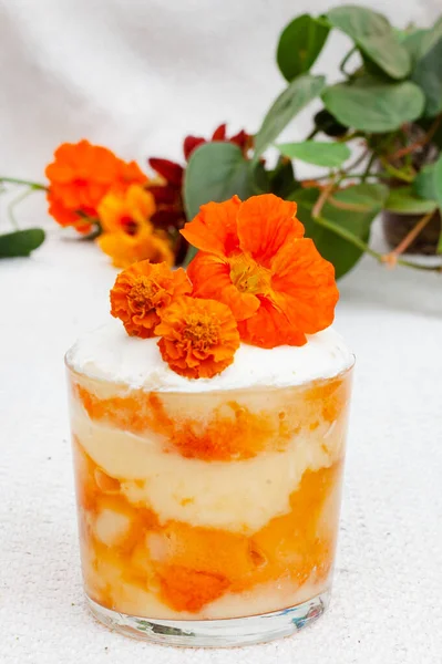 Orangenpfirsich Und Pudding Baguette Serviert Mit Leuchtend Orangen Blüten — Stockfoto