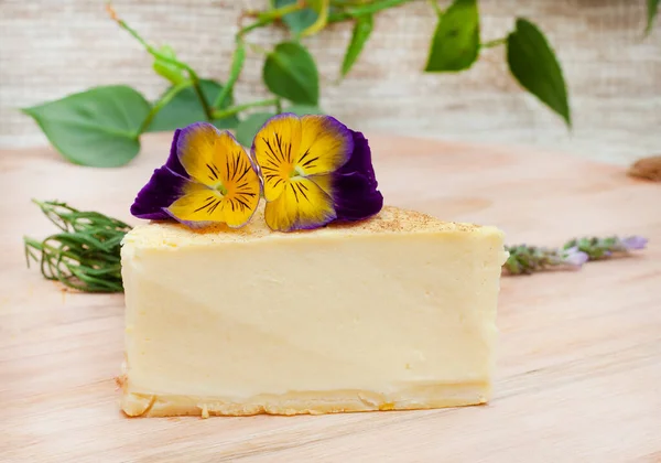 Yenilebilir çiçekli cheesecake dilimi ve seçici odak