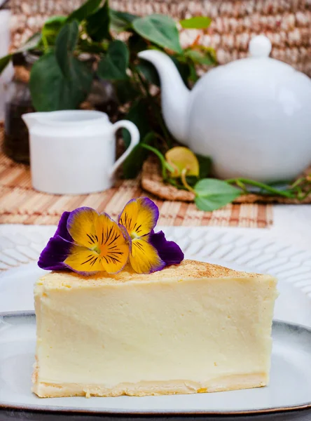 Yenilebilir çiçekli cheesecake dilimi ve seçici odak