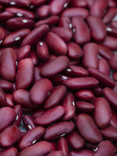Köy yüzeyinde pişmemiş bir kase pişmemiş kırmızı böbrek fasulyesi.