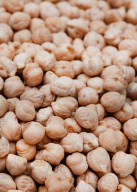 Köy yüzeyinde pişmemiş bir kase çiğ nohut.