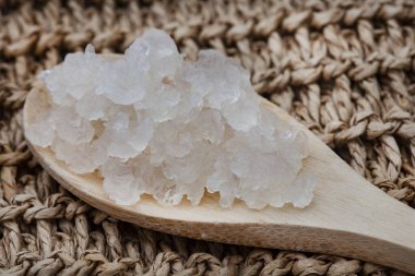 Kefir tahılları ahşap kaşıkta kırsal arka planda.