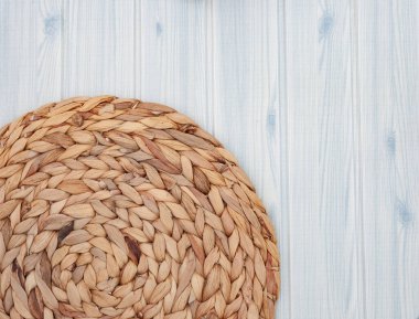 Kumsalda yassı hissediyorum. Mavi ahşap tahılın üzerine uzanmış. Dokuma hasırı ve kopyalama alanı.