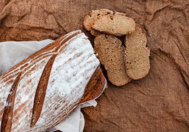  Köy arka planında fotokopi alanı olan bir somun taze çavdar ekmeği.
