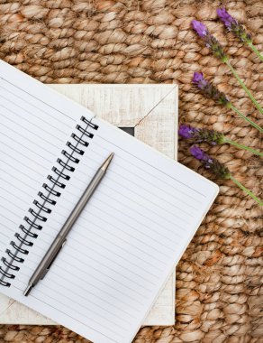 Boş bir defter Kırsal bir yüzeye yerleştirilmiş