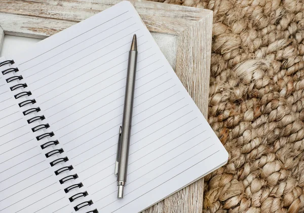 Boş bir defter Kırsal bir yüzeye yerleştirilmiş