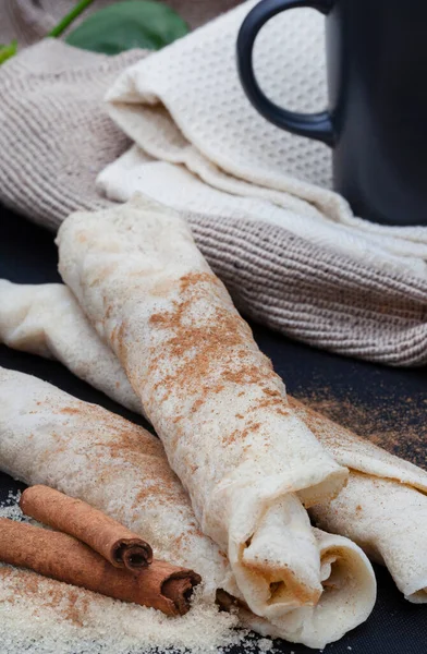 Güney Afrika tatlı tarçın ve şekerli krep veya pannekoek