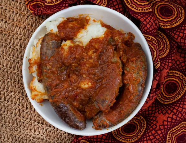 Geleneksel Güney Afrika pap ve Wors, sosisli mısır yemeği ve chakalaka sosu.