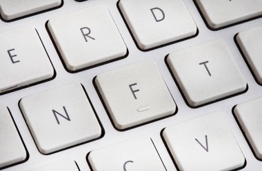 Finansal olmayan simge veya NFT konsepti, NFT bilgisayar klavyesinde okunuyor