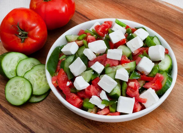 Basit Bulgar Shopska tipi salata, domates, salatalık, biber ve sade feta.