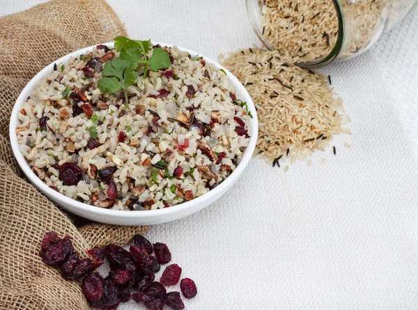 Lezzetli ve sağlıklı yaban mersini ve fındıklı pilav.