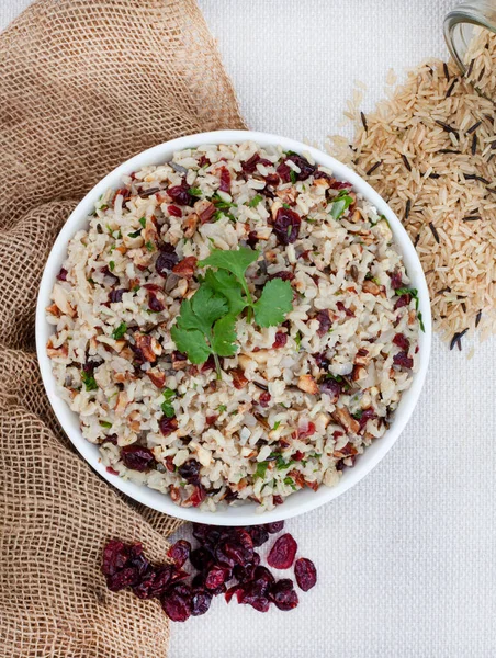 Heerlijk Gezond Wilde Rijstpilaf Met Veenbessen Pecannoten — Stockfoto