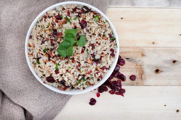 Heerlijk Gezond Wilde Rijstpilaf Met Veenbessen Pecannoten — Stockfoto