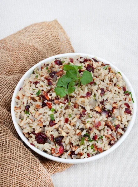 Heerlijk Gezond Wilde Rijstpilaf Met Veenbessen Pecannoten — Stockfoto