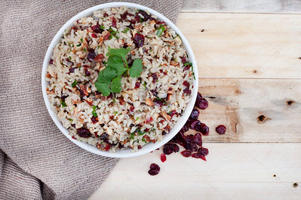 Delicioso y saludable Pilaf de arroz salvaje con arándanos y nueces de
