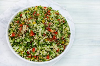 Geleneksel Ortadoğu Tabbouleh salatası Bulgar buğdayından yapılır