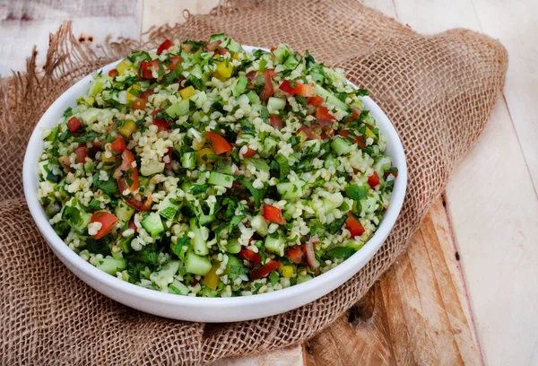 Salată Tradițională Din Orientul Mijlociu Tabbouleh Făcută Grâu Bulgar — Fotografie, imagine de stoc