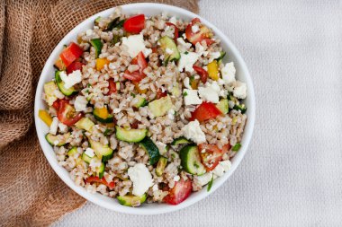 Akdeniz usulü Pearl Barley salatası, yanında feta ve kızarmış bebek iliği.