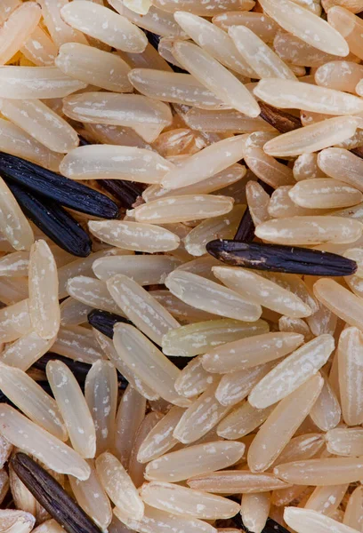 将野米和糙米混合在一起 放在可燃的表面上 — 图库照片