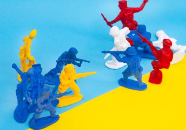 Oyuncak askerler tarafından resmedilen Ukrayna ve Rusya arasındaki savaş