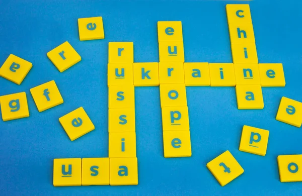 Gele Blauwe Scrabble Tegels Spelling Oekraïne Rusland Europa China — Stockfoto