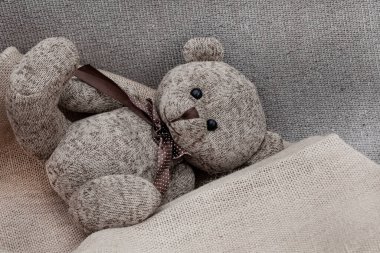 Rus tarzı oyuncak ayı, savaş zamanı oyuncaklarıyla dokuma ustası, savaş zamanı çocukluğunu resmediyor.