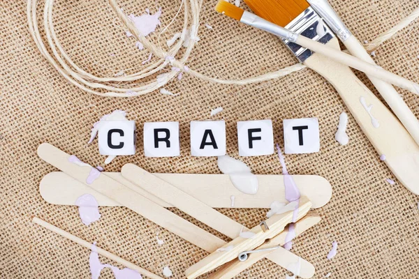 파스텔 페인트스 러시아의 표면은 주사위에 Craft 단어와 — 스톡 사진