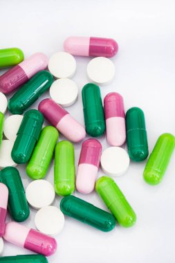 Renkli tıbbi kapsüllerin ya da stüdyoda fotokopi aletiyle çekilen ilaçların karışımı.