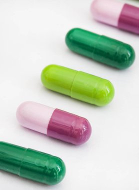 Renkli tıbbi kapsüllerin ya da stüdyoda fotokopi aletiyle çekilen ilaçların karışımı.