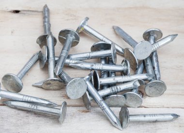 ham ahşap yüzeyde kopyalanmış gümüş çiviler