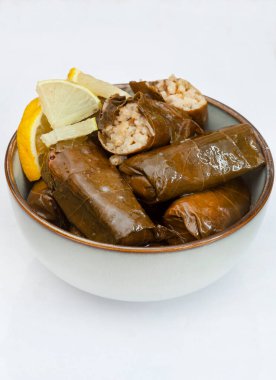 Stüdyoda limon dilimleri ile hafif tabakta Dolmades. Bol miktarda kopya alanı ile çekilmiş.