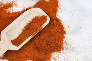 Ahşap kepçeli karabiber tozu ve kopyalama alanı