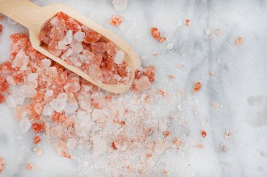 kaba Himalaya pembe kaya tuzu ile ahşap kepçe ve kopyalama alanı