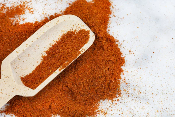 Ahşap kepçeli karabiber tozu ve kopyalama alanı