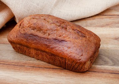 Köy stili masada yeni pişmiş muzlu ekmek.