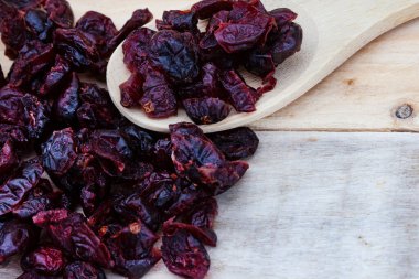 Kırsal yüzeyde kurutulmuş kızılcık ve kopyalama alanı