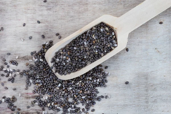 Chia tohumlu ahşap kepçe, hafif nötr yüzeyde bir süper yiyecek